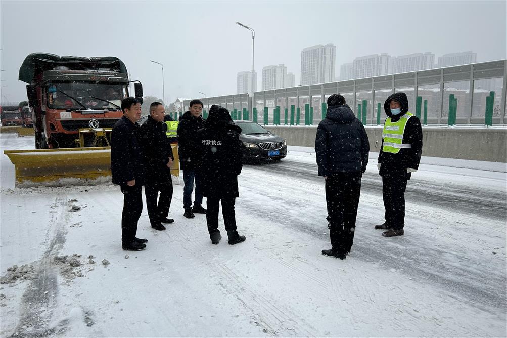 交通實(shí)業(yè)徹夜奮戰(zhàn)，除雪融冰保暢行